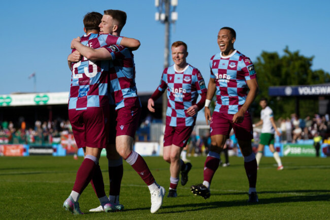 warren-davis-celebrates-his-goal-with-owen-lambe