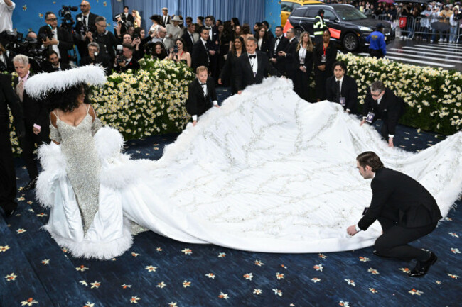 photo-by-zzdprfstar-maxipx-2025-5525-diana-ross-at-the-2025-costume-institute-benefit-gala-aka-the-met-gala-celebrating-the-opening-of-the-exhibition-superfine-tailoring-black-style-held