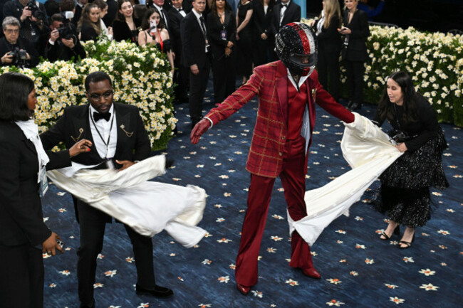 photo-by-zzdprfstar-maxipx-2025-5525-damson-idris-at-the-2025-costume-institute-benefit-gala-aka-the-met-gala-celebrating-the-opening-of-the-exhibition-superfine-tailoring-black-style-hel