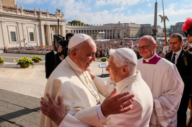 the-vatican-28th-sep-2014-pope-benedict-xvi-pope-francis-meet-the-grandfathers-of-the-world-st-peter-square-28-september-2014-credit-realy-easy-staralamy-live-news