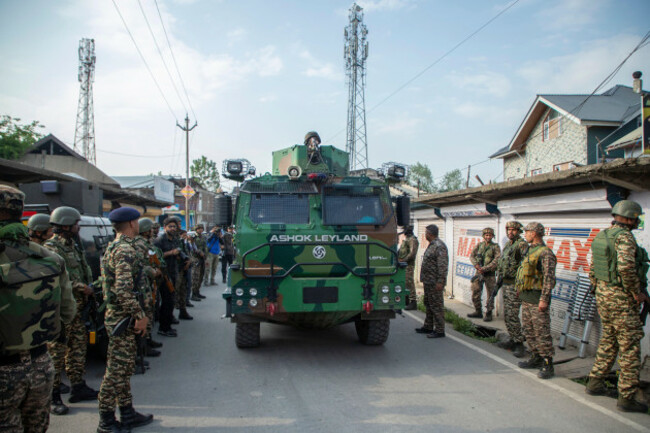 srinagar-jammu-and-kashmir-india-8th-may-2025-indian-paramilitary-soldiers-cordon-off-the-area-after-an-unknown-aircraft-crushed-in-wuyan-near-indian-administered-kashmirs-main-city-of-srinagar