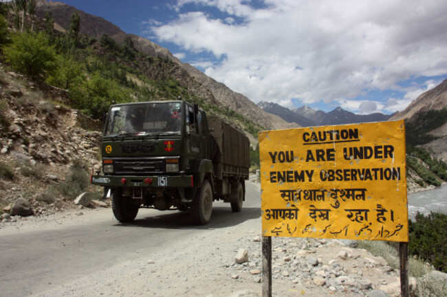 indian-army-truck-passes-warning-sign-on-the-hazardous-road-to-kargil-close-to-pakistan-border-jammu-kashmir-northern-india