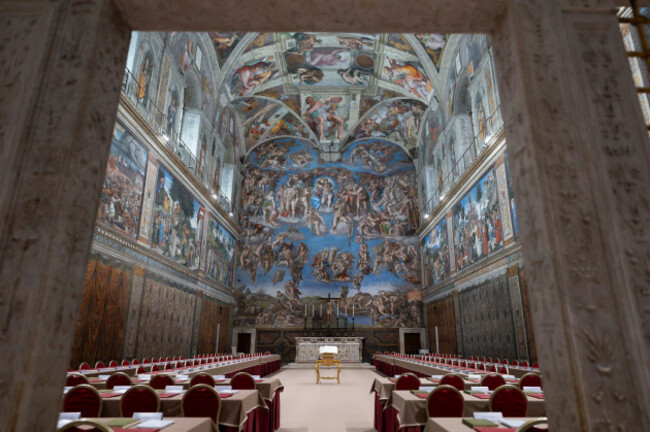 vatican-city-italy-6th-may-2025-inside-view-of-the-sistine-chapel-during-the-preparation-of-the-sistine-chapel-for-the-conclave-of-the-voting-cardinals-credit-image-vatican-mediasopa-im