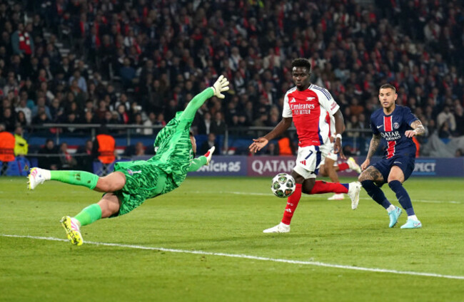 arsenals-bukayo-saka-centre-attempts-a-shot-which-goes-over-the-bar-during-the-uefa-champions-league-semi-final-second-leg-match-at-the-parc-des-princes-in-paris-france-picture-date-wednesday-m