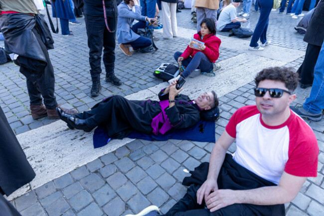 rome-italy-08th-may-2025-italy-rome-italy-rome-vatican-202557-pilgrims-wait-for-the-smoke-to-rise-from-the-chimney-on-the-sistine-chapel-as-conclave-to-elect-a-new-pope-starts-at-st-peter