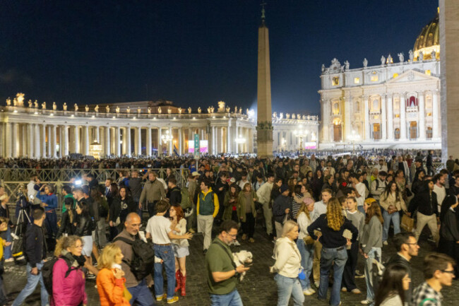 rome-italy-08th-may-2025-italy-rome-italy-rome-vatican-202557-pilgrims-wait-for-the-smoke-to-rise-from-the-chimney-on-the-sistine-chapel-as-conclave-to-elect-a-new-pope-starts-at-st-peter