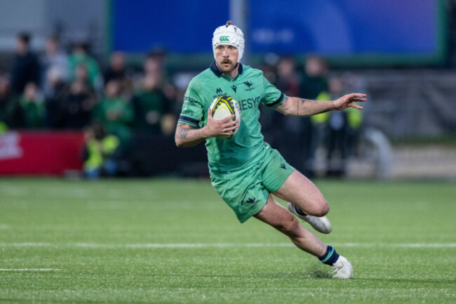 galway-ireland-06th-apr-2025-mack-hansen-of-connacht-with-the-ball-during-the-epcr-challenge-cup-round-of-16-match-between-connacht-rugby-and-cardiff-rugby-at-dexcom-stadium-in-galway-ireland-on