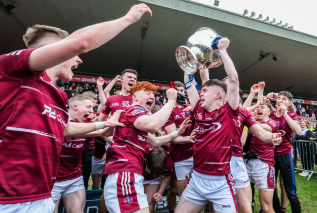 eoin-mcelholm-lifts-the-trophy