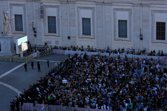 people-react-as-white-smoke-billows-from-the-chimney-of-the-sistine-chapel-where-133-cardinals-are-gathering-on-the-second-day-of-the-conclave-to-elect-a-successor-to-late-pope-francis-at-the-vatican