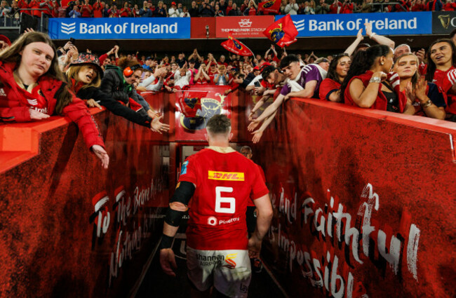 peter-omahony-leaves-the-field-after-the-game