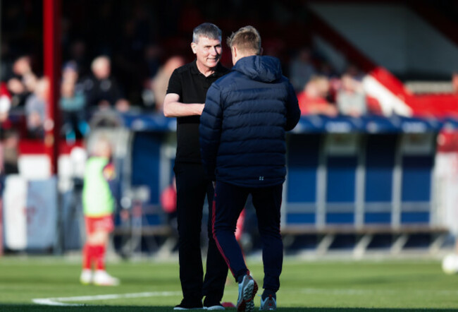 stephen-kenny-and-damien-duff-shake-hands-ahead-of-the-game