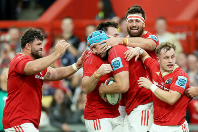 tadhg-beirne-celebrates-scoring-a-try-with-teammates