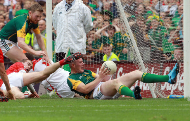 joe-sheridan-scores-a-controversial-goal-in-injury-time