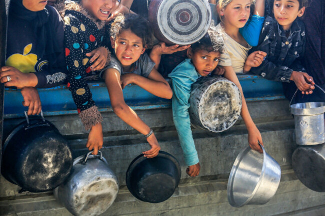 khan-younis-gaza-29th-apr-2025-palestinians-are-crowding-to-receive-a-food-portion-from-a-charity-kitchen-in-refugee-camp-in-the-khan-younis-southern-gaza-strip-on-tuesday-april-29-2025-the-in