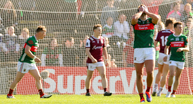 aidan-oshea-reacts-to-a-missed-chance
