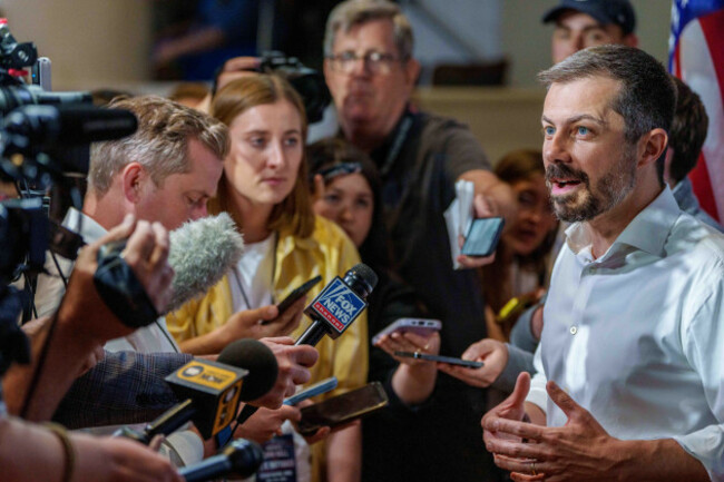 cedar-rapids-iowa-usa-13th-may-2025-pete-buttigieg-hosts-a-votvets-town-hall-in-cedar-rapids-focused-on-challenges-veterans-face-under-the-trump-administration-credit-image-holden-smith
