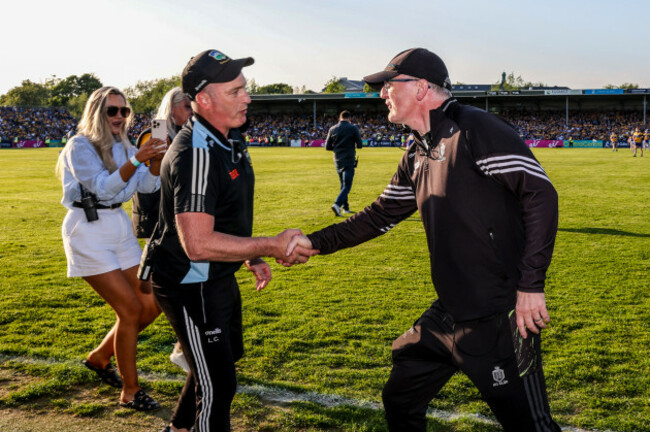 Liam Cahill le da la mano a Brian Lohan