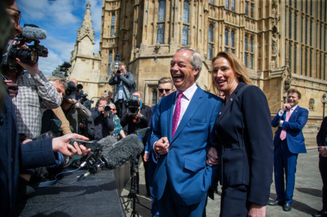 london-england-uk-6th-may-2025-reform-uk-leader-nigel-farage-and-newly-elected-reform-mp-for-runcorn-sarah-pochin-speak-to-press-outside-parliament-credit-image-tayfun-salcizuma-press