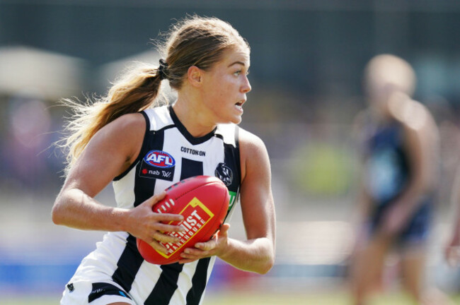 sarah-rowe-of-the-magpies-runs-with-the-ball-during-the-round-2-aflw-match-between-the-carlton-blues-and-collingwood-magpies-at-ikon-park-in-melbourne-sunday-february-16-2020-aap-imagemichael-do