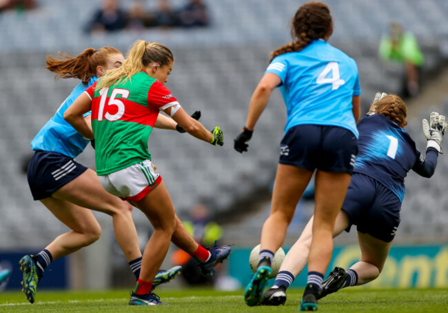 sarah-rowe-scores-a-goal