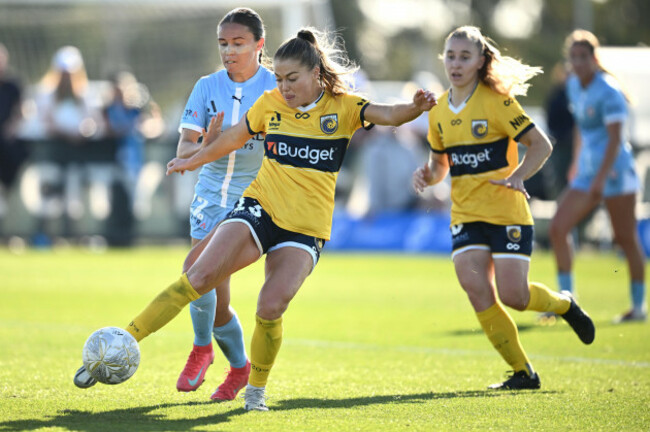 melbourne-australia-11th-may-2025-bryleeh-henry-of-melbourne-city-left-and-sarah-rowe-of-the-mariners-during-the-a-league-women-semi-final-2nd-leg-match-between-melbourne-city-and-the-central-co