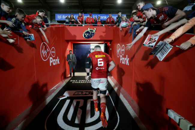 peter-omahony-leaves-the-pitch-after-the-game