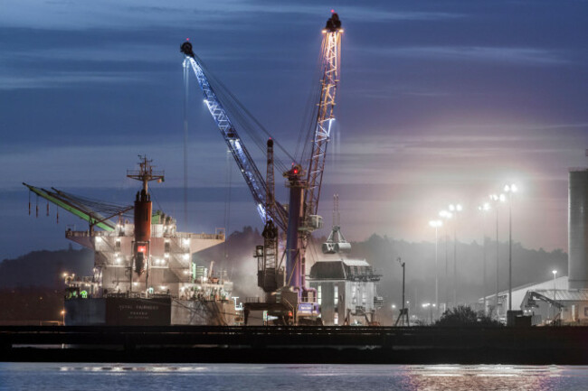 ringaskiddy-cork-ireland-25th-october-2017-port-of-cork-cranes-offloading-the-bulk-carrier-royal-fairness-at-the-deep-water-berth-in-ringaskiddy