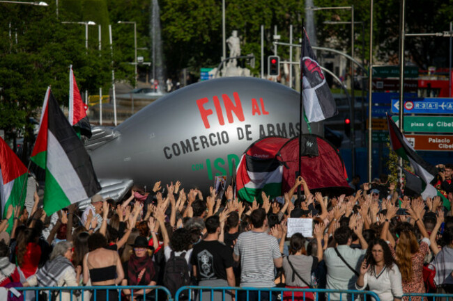 madrid-spain-20th-may-2025-several-pro-palestinian-protesters-raise-their-hands-during-a-rally-calling-for-an-end-to-the-arms-trade-with-israel-in-front-of-the-congress-of-deputies-credit-image