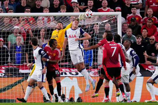 tottenhams-micky-van-de-ven-fights-for-the-ball-with-tottenhams-goalkeeper-guglielmo-vicario-during-the-europa-league-final-soccer-match-between-tottenham-hotspur-and-manchester-united-at-the-san-ma