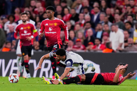 tottenhams-dominic-solanke-fights-for-the-ball-with-manchester-uniteds-casemiro-during-the-europa-league-final-soccer-match-between-tottenham-hotspur-and-manchester-united-at-the-san-mames-stadium-i