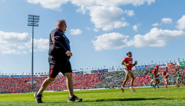 pat-ryan-leaves-the-field-after-the-first-half