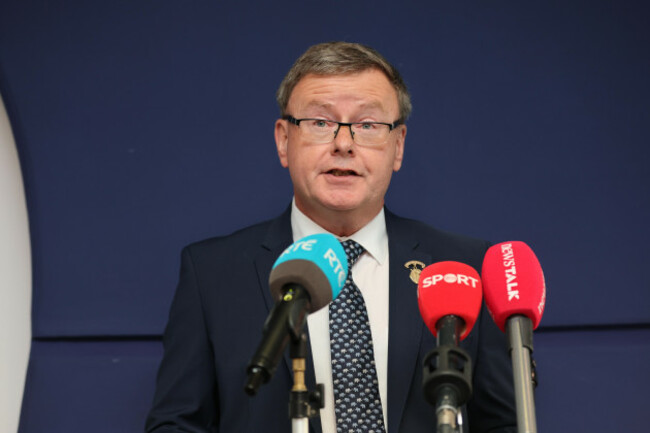brian-molloy-parla-ai-media-riuniti-dopo-la-conclusione-del-congresso-speciale-della-camogie-association