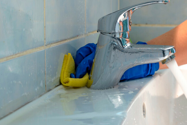 cleaningofintertilejointsinbathroomfromdirtand
