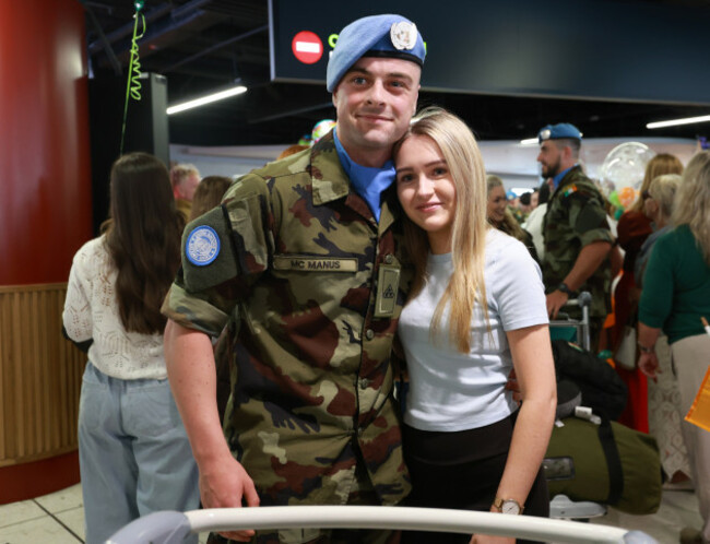 TROOPS ARRIVE HOME 4415