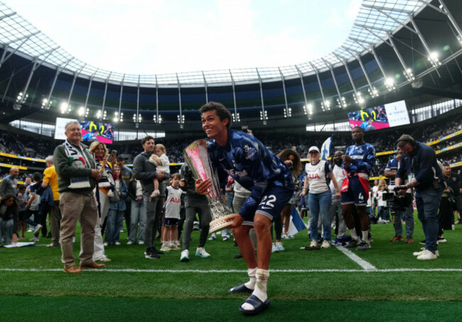 tottenham-hotspurs-brennan-johnson-with-the-uefa-europa-league-trophy-on-the-pitch-after-the-premier-league-match-at-the-tottenham-hotspur-stadium-london-picture-date-sunday-may-25-2025