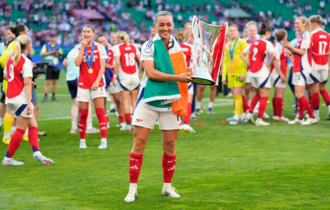 katie-mccabe-celebrates-with-the-trophy