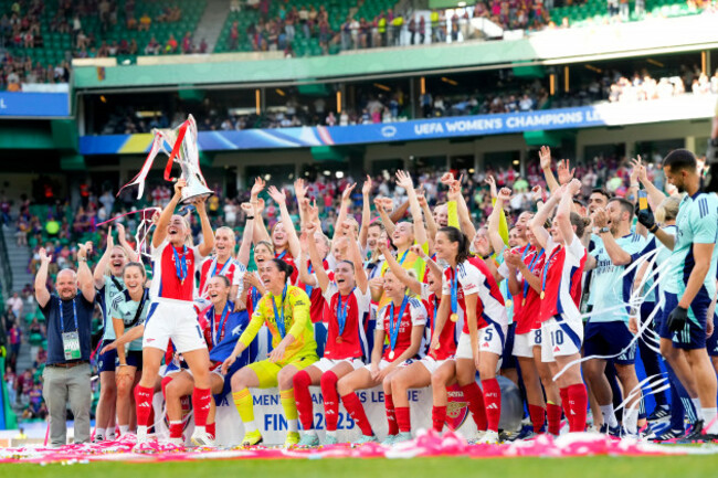 katie-mccabe-lifts-the-trophy
