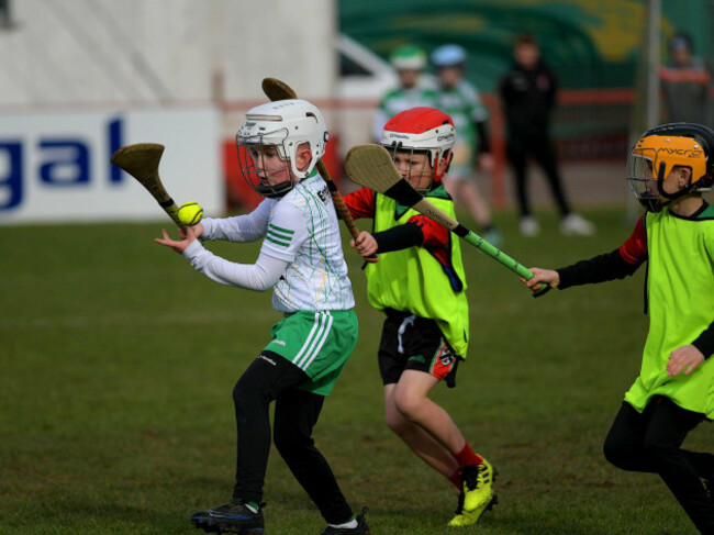 primary-school-children-from-doire-trasna-and-faughanvale-gaa-clubs-play-hurling-in-celtic-park-derry-photo-george-sweeneyalamy