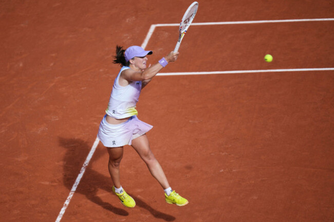 polands-iga-swiatek-hits-a-forehand-against-britains-emma-raducanu-during-their-second-round-match-of-the-french-tennis-open-at-the-roland-garros-stadium-in-paris-wednesday-may-28-2025-ap-pho