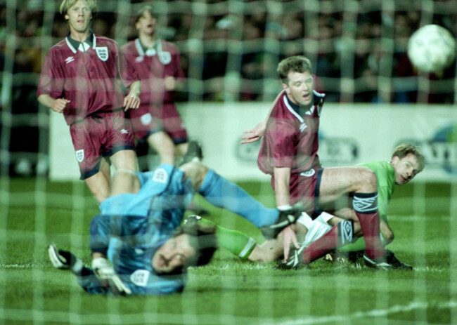 david-kelly-scores-a-goal-despite-gary-pallister-and-david-seaman