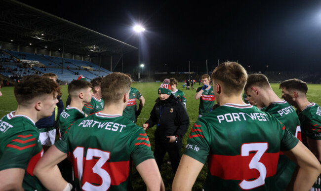 stephen-rochford-speaks-to-his-team-before-the-game