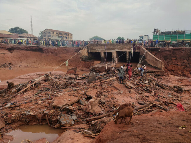 people-search-in-flooded-area-following-a-downpour-in-mokwa-nigeria-friday-may-30-2025-ap-photochenemi-bamaiyi