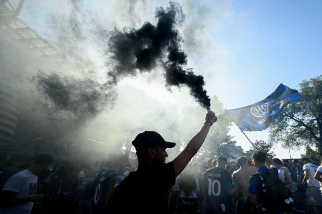 milano-italy-31st-may-2025-tifosi-inter-a-san-siro-prima-della-finale-di-champions-league-contro-il-psg-milano-31-maggio-2025-foto-claudio-furlanlapresse-inter-fans-at-sadie-san-siro-before