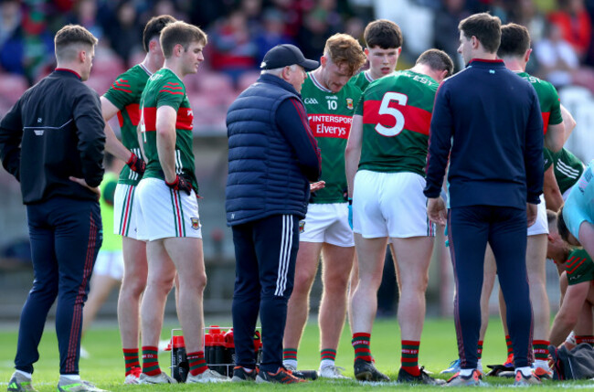 stephen-rochford-speaks-to-his-team