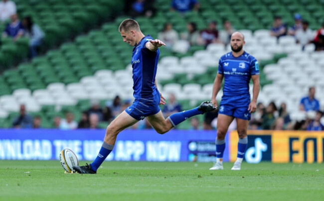 sam-prendergast-kicks-a-penalty