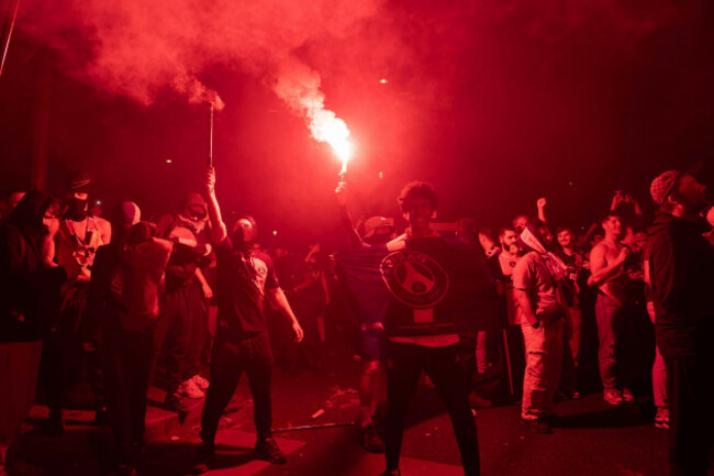 june-1-2025-paris-france-fra-outside-the-parc-des-princes-a-sea-of-joy-and-fireworks-paris-saint-germain-fans-erupt-in-celebration-after-their-teams-stunning-5-0-triumph-over-inter-milan-in-mu