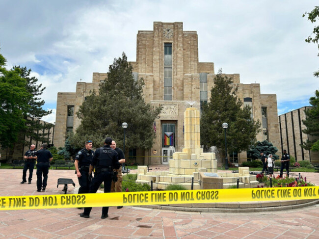 june-1-2025-boulder-colorado-usa-police-investigate-the-scene-of-an-act-of-terror-in-and-talk-with-witnesses-on-the-pearl-street-mall-in-boulder-six-people-have-been-injured-and-reportedly-bur