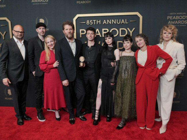los-angeles-usa-01st-june-2025-l-r-brad-simpson-michael-lennox-monica-levinson-joshua-zetumer-anthony-boyle-lola-petticrew-hazel-doupe-nina-jacobson-and-maxine-peake-winners-of-the-peabo