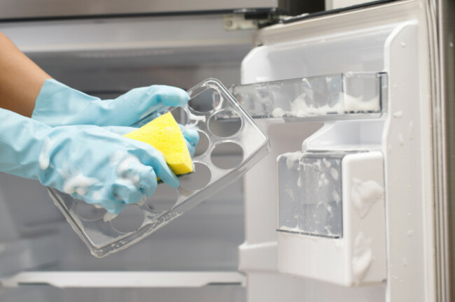 employeesuseaclothtocleantherefrigerator