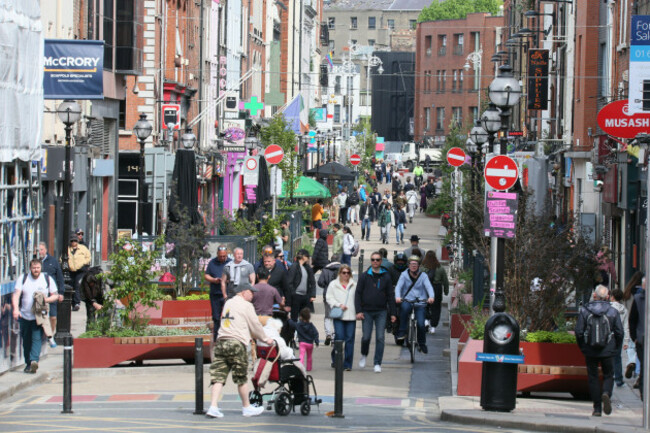 dublin-ireland-02nd-may-2025-street-view-of-pedestrianised-busy-capel-street-in-dublin-city-centre-on-a-sunny-afternoon-in-the-irish-capital